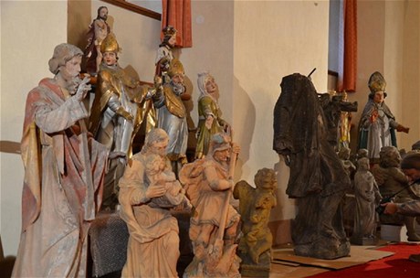 Ukradené sochy se z Rakouska vrací majitelm