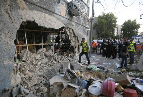 Jeden z jeruzalémských dom znienoý raketou vypálenou z pásma Gazy