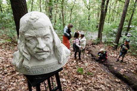 Pamtní busta Magora - Ivana Martina Jirouse, která byla umístna na dm, kde byla Magorova oblíbená hospoda