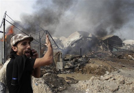 Obyvatel Gazy ukazuje na trosky zdemolovaného tunelu po izraelském náletu.