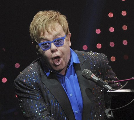 Elton John pi vystoupení v Pekingu.