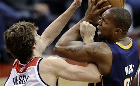 Basketbalista Washington Wizards Jan Veselý (vlevo) a David West z Indiany Pacers