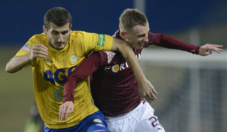 Sparta Praha - FK Teplice. Ladislav Krejí ze Sparty a Admir Ljevakovi z Teplic