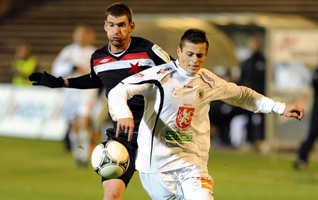 Hradec Králové - Slavia Praha. Martin Juhar ze Slavie Praha (vlevo) a Tomá Hole z Hradce Králové