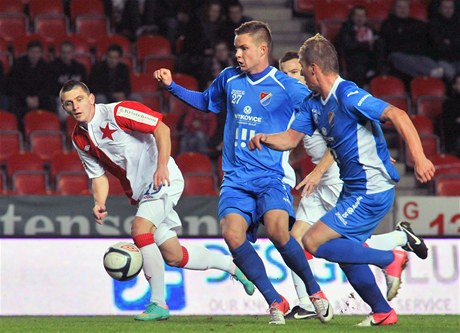 Slavia Praha - Baník Ostrava. Matú onka ze Slavie (vlevo) a Dominik Kraut z Baníku (uprosted) 