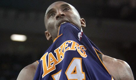 Zklamaný basketbalista Los Angeles Lakers Kobe Bryant