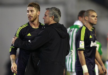 Trenér fotbalist Realu Madrid José Mourinho (uprosted) a jeho svenci Sergio Ramos (vlevo) a Pepe