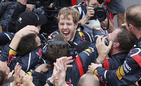 Velká cena Brazílie formule 1 - slavící Sebastian Vettel