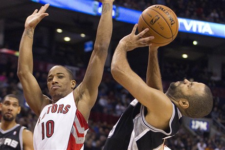 Basketbalista Toronta Raptors DeMar DeRozan (vlevo) a Tony Parker ze San Antonia Spurs 