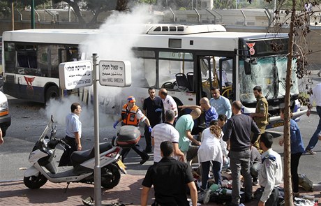Policisté ohledávají autobus zniený výbuchem.