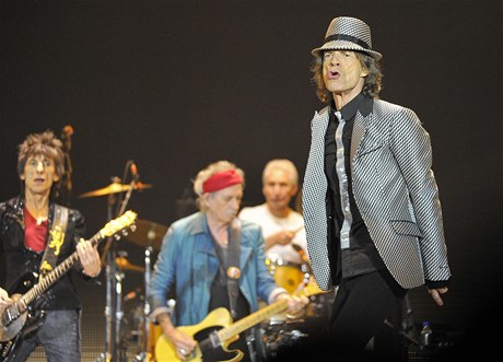 Tradiní obraz z koncert Rolling Stones. Mick Jagger vpedu a zbylé trio v hloubi pódia (zleva): Ronnie Wood, Keith Richards a Charlie Watts.