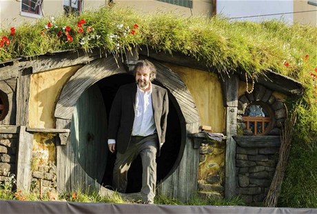 Reisér Peter Jackson se chystá uvést také dva dalí díly Hobita. Pedpokládá se, e trilogie se stejn jako Pán prsten stane velkým mezinárodním kasovním trhákem, nehled na zisky z prodeje reklamních pedmt i podporu turistického ruchu.