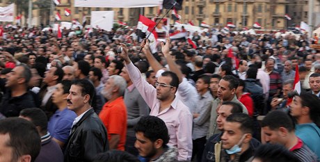 Egypané protestují proti Mursímu.