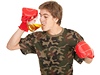 Mlad boxer pije pivo (ilustran foto)