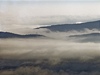 Okolí umavské hory Pancí je zahaleno v mlze.