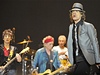 Tradiní obraz z koncert Rolling Stones. Mick Jagger vpedu a zbylé trio v hloubi pódia (zleva): Ronnie Wood, Keith Richards a Charlie Watts.