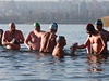 Skupinka otuilc si oividn plavání v listopadu uívala.