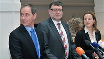 Předsedové poslaneckých klubů ODS a TOP 09 Zbyněk Stanjura a Petr Gazdík a šéfka LIDEM a vicepremiérka Karolína Peake | na serveru Lidovky.cz | aktuální zprávy