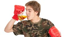 Mladý boxer pije pivo (ilustrační foto) | na serveru Lidovky.cz | aktuální zprávy