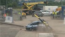 Crash test: co se stane s mazdou, když nabourá do sloupu | na serveru Lidovky.cz | aktuální zprávy