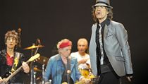 Tradiční obraz z koncertů Rolling Stones. Mick Jagger vpředu a zbylé trio v hloubi pódia (zleva): Ronnie Wood, Keith Richards a Charlie Watts. | na serveru Lidovky.cz | aktuální zprávy