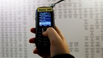 SMS zprávu politikům lze zaslat přímo z mobilu ve výstavní síni DOXu. | na serveru Lidovky.cz | aktuální zprávy