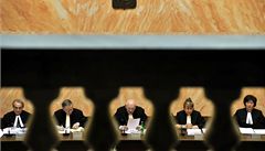 Ústavní soud veejn projednával návrh poslanc SSD na zruení 14 reformních zákon ze sociální, zdravotní i daové oblasti. Na snímku jsou ústavní soudci (zleva) Vojen Güttler, Pavel Holländer, pedseda Pavel Rychetský, Ivana Jank a Dagmar Lastovecká.