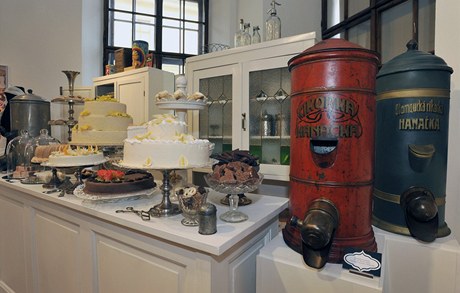Vlastivdné muzeum v Olomouci pedstavilo výstavu o historii cukráství a cukrovinek. Výstava se rovn zamuje na cukrárny a továrny na výrobu cukrovinek a okolády v Olomouci v období první republiky.