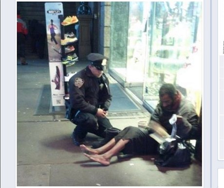 Policista Larry DePrimo koupil bezdomovci boty za 75 dolar