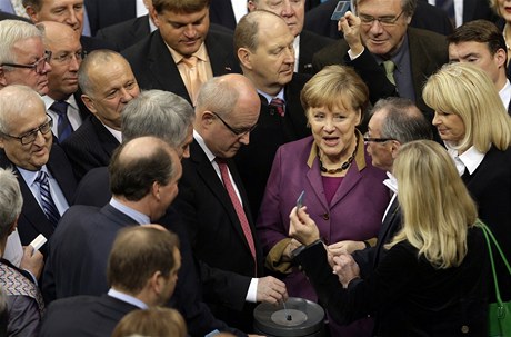 Nmecká kancléka Angela Merkelová hlasuje pro finanní pomoc zadluenému ecku.