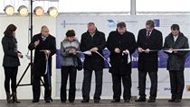 Nový úsek dálnice slavnostně otevřeli zástupci Ředitelství silnic a dálnic, státu a stavebních firem. | na serveru Lidovky.cz | aktuální zprávy