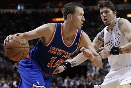 Steve Novak (vlevo) z New York Knicks se otáí kolem hráe Miami Heats Mikea Millera