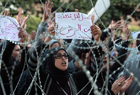 Demonstrantii dorazili i ped sídlo tuniského ministerstva vnitra. Na papíru, který drí tunisanka, stojí:  "Spravedlnost je levnjí ne stalba" 