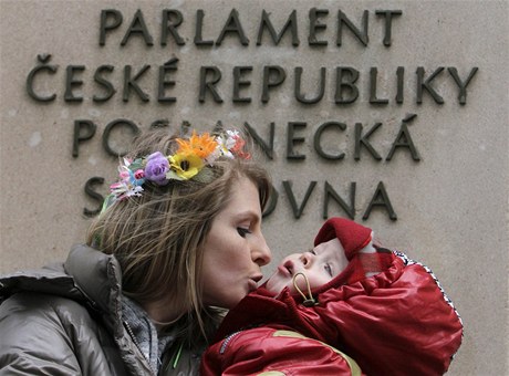 Anastázie Hagenová protestuje ped Poslaneckou snmovnou