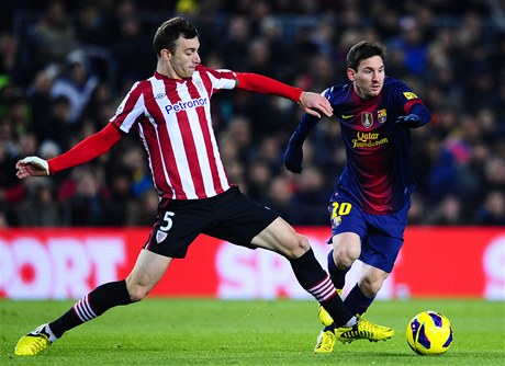 Fotbalista Barcelony Lionel Messi (vpravo) a Fernando Amorebieta z Athleticu Bilbao