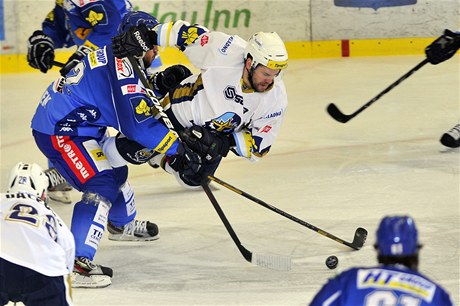 Kometa Brno - Rytíi Kladno. Vlevo Radim Biánek z Brna, vpravo David Kuchejda z Kladna