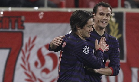 eský fotbalista Tomá Rosický (vlevo) se raduje se spoluhráem z Arsenalu Sebastianem Squillacim  