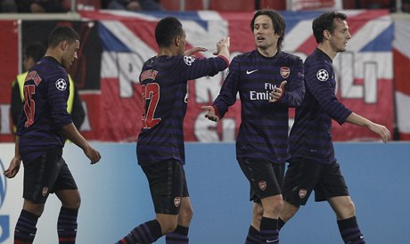 eský fotbalista Tomá Rosický (druhý zprava) se raduje se spoluhrái z Arsenalu