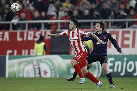 eský fotbalista Tomá Rosický z Arsenalu a Leandro Greco z Olympiakosu Pireus