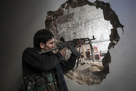 Voják syrské osvobozenecké armády v Aleppu