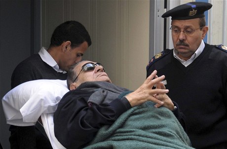 Bývalého egyptského diktátora Husního Mubáraka vynáejí ze soudní sín.