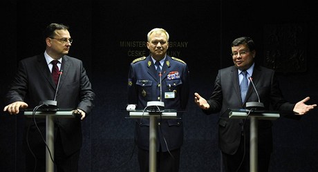 Zleva premiér Petr Neas, náelník generálního tábu Vlastimil Picek a ministr obrany Alexandr Vondra na velitelském shromádní Armády R. 