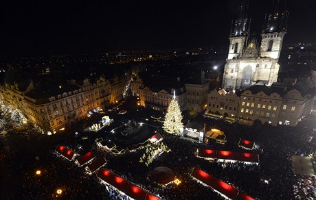 Vánoní trhy na Staromstském námstí navtíví i mnozí rutí turisté.