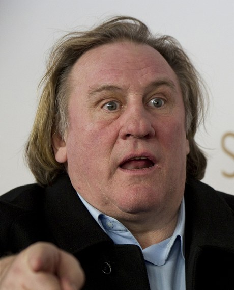 Gérard Depardieu se chce podle pedsedy francouzské vlády vyhnout placení daní.