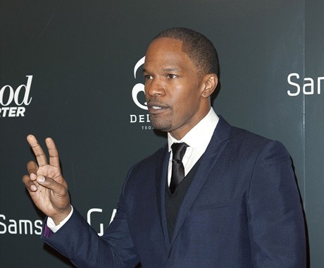 Jamie Foxx je zastáncem názoru, e by ml Hollywood pijmout njakou zodpovdnost za iny obdobné nedávn stelb v Newtonu. 