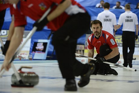 eský curler Jií Snítil (vpravo) na mistrovství Evropy