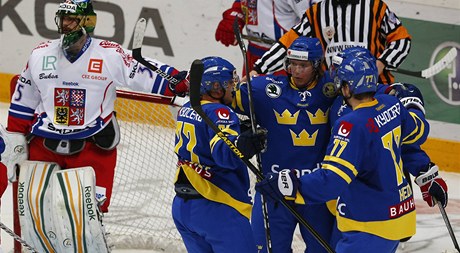 eský hokejový branká Alexander Salák a radující se hokejisté védska