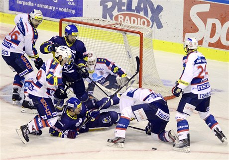 Rytíi Kladno - Pardubice. Situace ped brankáem Pardubic Martinem Rikou