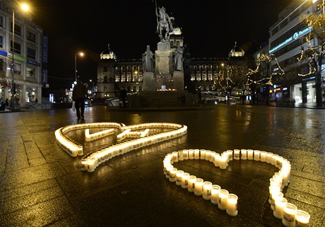 Lidé vzpomínají na Václava Havla. Srdce ze svíek se objevila na Václavském námstí v pondlí veer, v pedveer prvního výroí Havlovy smrti.