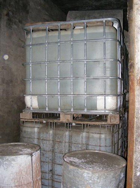Celníci odhalili ve skladiti na Pelhimovsku 1,2 milionu litr nelegálního lihu.